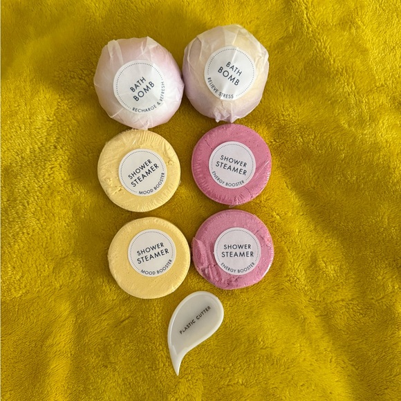 NIB - LE Natural & Handmade Bath Bombs and Shower Steamers - Picture 3 of 6